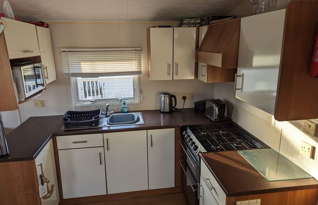 2 Bedroom Pet Free Caravan and Decking Free Wifi - Photo 5