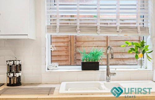 Delightful 3BR Home - Hot Tub - Near Castle, QMC - City Centre & Trent Bridge - Free WiFi & Parking - Sleeps 6 - Foto 30