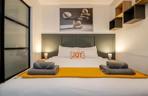 Brand New Apt - Beach Breeze Spacious 1-Bedroom Apartment with parking - sleeps 4 ppl- internet - Foto 52