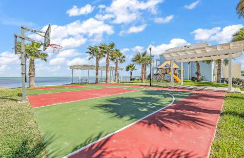 Bayfront Cottage- Pool - Hot Tub - Close to Beach - Foto 31