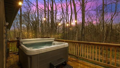 Cabin with King Bed , XBOX, HotTub, Games, Firepit , Stargazing Dome - Photo 4