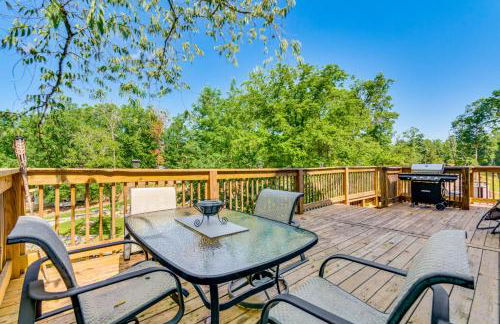 Lakefront Retreat with Multi-Level Deck and Dock! - Foto 3