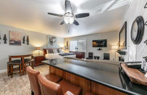 Partial Lake View Stunning Deluxe King Studio #125 at Donner Lake Village - Foto 9