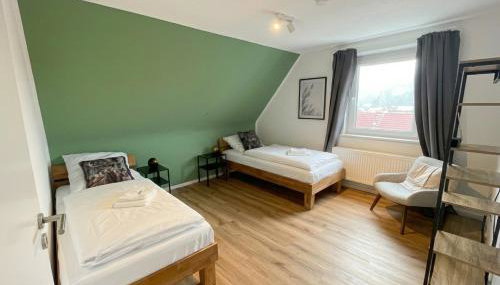 Großes Apartmenthaus,Ferienwohnung Mut mit 90 qm2, großer Aufenthaltsbereich für Firmen, Gruppen, Familien, Nahe Ulm, 3 Schlafzimmer, WLAN,Hotel-TV,Einzelbetten,Garten,ruhige Lage,Bettwäsche,Handtücher inklusive,Self Check-in,Nahe BWK,Uni,Legoland - Foto 2