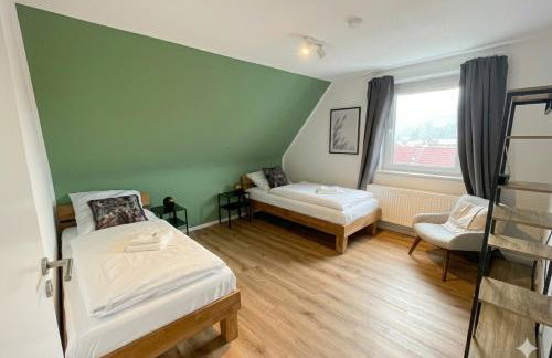 Großes Apartmenthaus,Ferienwohnung Mut mit 90 qm2, großer Aufenthaltsbereich für Firmen, Gruppen, Familien, Nahe Ulm, 3 Schlafzimmer, WLAN,Hotel-TV,Einzelbetten,Garten,ruhige Lage,Bettwäsche,Handtücher inklusive,Self Check-in,Nahe BWK,Uni,Legoland - Foto 2