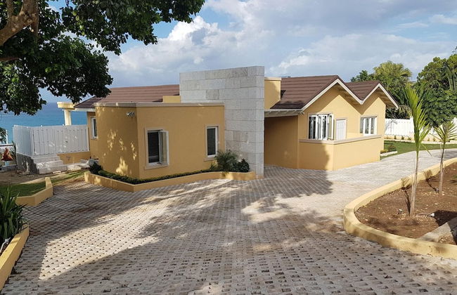 Je Suis Jamaica - 4 B R Beachfront Villa w Staff - Photo 56