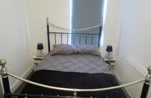 NEW 4 Bed house close to train station and town - Foto 6