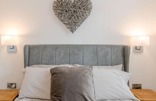 1 bed Albury Contemporary Apartment with Secure Parking - Pass the Keys - Photo 9