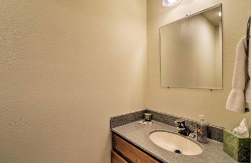 Trego Cabin with Mtn Views, Easy Access to Lake - Foto 18