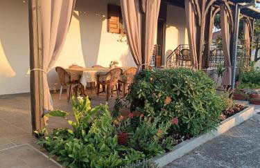 Red Roses-Traditional House - Photo 5