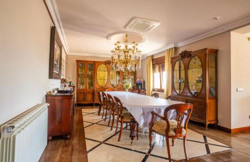 Mansión con Jacuzzi a 40 grados, gran piscina y Pádel - Photo 48