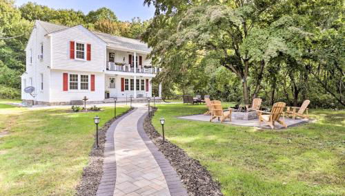 Upscale Waterbury Retreat with Indoor Hot Tub! - Foto 3