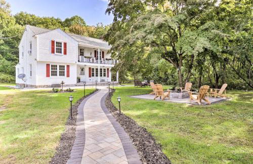 Upscale Waterbury Retreat with Indoor Hot Tub! - Foto 3