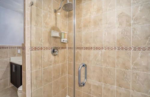 Luxury Tropical Living , 4BR w Backyard Pool Oasis - Foto 33