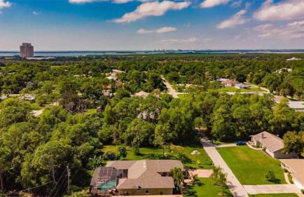 Tiki Paradise House & pool - 10 min to Beach! - Foto 15