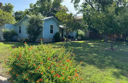 The Blue House- Backyard, grill, pets welcome - Foto 3