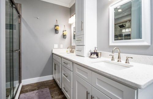 Gorgeous Modern 6BR South Facing Private Pool Hot Tub BBQ Theater 2 Miles Disney - Foto 30