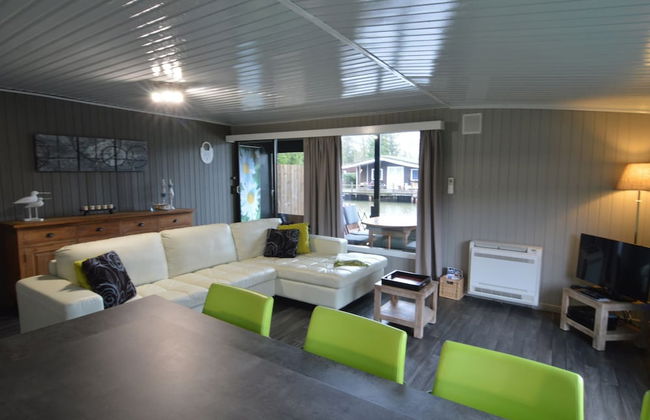 Modern Waterfront Chalet - Photo 16