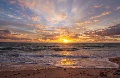 Dreamy Condo 2 minute walk to Beach w King Size Bd - Foto 20