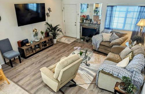 5 Minutes to South Bay Beaches! Private 2 bedroom 2 bath 2 level home with patio Excellent value! - Foto 1