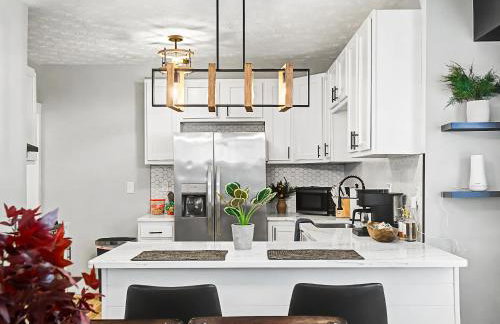 Newly Renovated and Designed Near Downtown - Foto 25