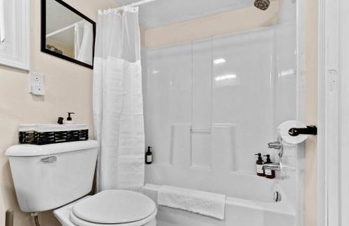 Comfort Cabin - 2BD Family Getaway in Creve Coeur - Photo 18