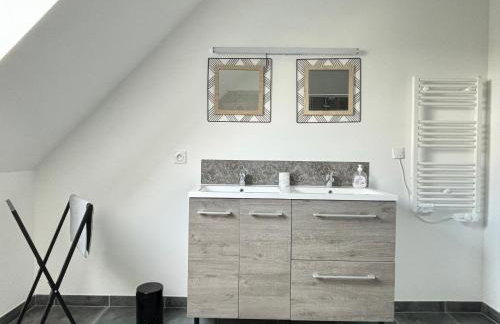 Les Voiles, maison bien équipée 10 p 2 sdb, 2 WC, spacieuse lumineuse avec jardin clos, garage, terrasse, parking privatif, à 950 m de la plage d'Asnelles et tous commerces, près de Bayeux et Arromanches, chiens bienvenus - Foto 7