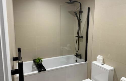 3 Bed Penthouse, 2Free Parking Spaces Close to BHX NEC - Foto 12