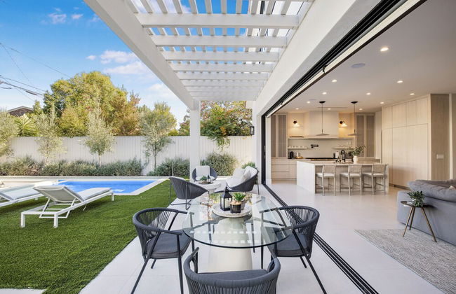 Villa Camellia - Charming 5 BR Home in the Heart of Studio City - Photo 35