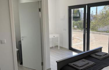 CoolHouses Algarve, Luz, 3 Bed villa, 1 bed studio, heated pool & jacuzzi, sea views, Casa Pequena - Foto 44