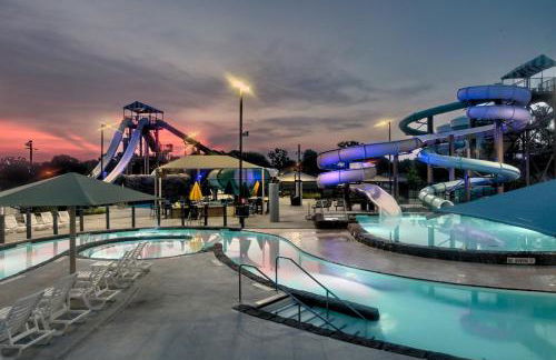 Family Fun! Sleeps 8, King Bed, 2 Queens, and Sofa Bed, Games - in Rogers - Foto 31