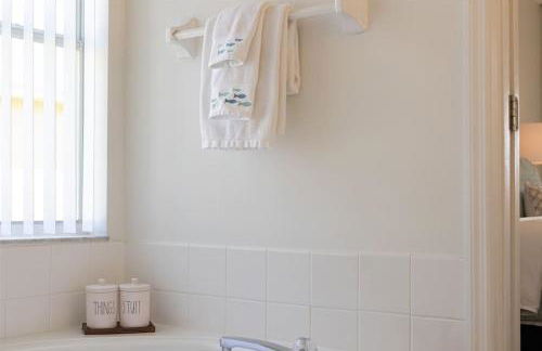 580 - Stunning Renovated Home with Large East Facing Pool Deck Overlooking Preservation Area and Games Room - Foto 49