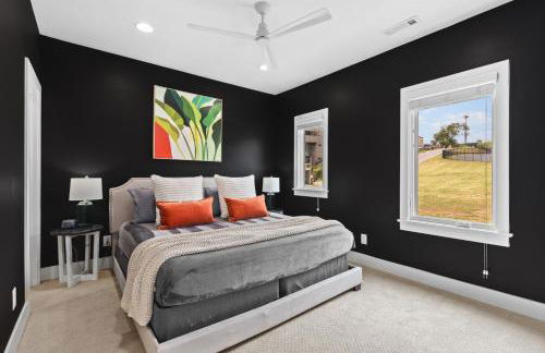 Walk to 12 South and Belmont with Garage FirePit and Patio - Foto 9