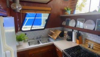 The Lily Pad Boatel Houseboat - Photo 2