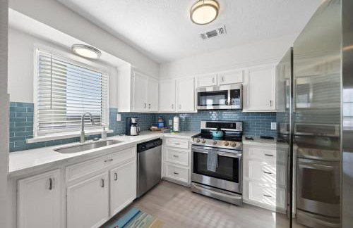 Oceanfront home with pool, large decks, fire pit and private walkover to the beach - Foto 12