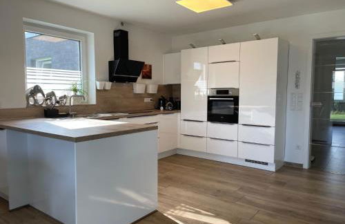 Ruhig gelegene EG-Neubauwohnung & Garten, überdachte Terrasse, Insektenschutz, Fußbodenheizung, EBK für max 7 Personen - Foto 30