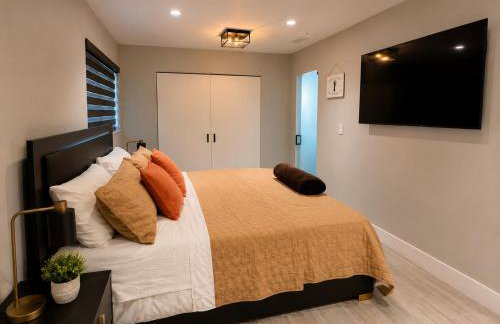 Modern Miami Home l Sleeps 12 l Free Parking - Photo 28