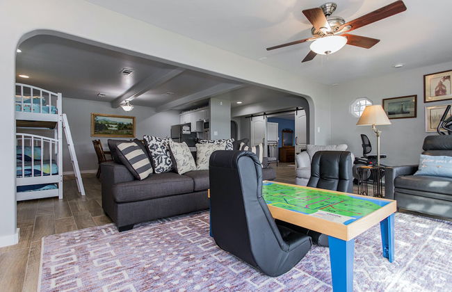 Waterfront 5 BR w/ Hot Tub Sleeps 13! - Foto 23