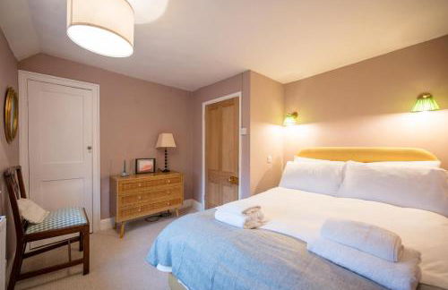 Hollyhocks, Tunstall - Foto 33