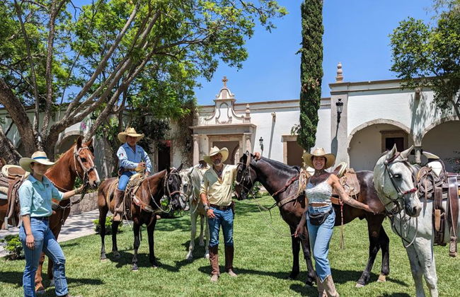 Disfruta de un paseo único a caballo por el viñedo con cata de vinos - Foto 2