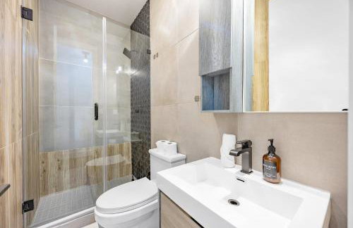 Mid-Century Stay 5BR and 5 Baths w PS5 & Laundry - Foto 28