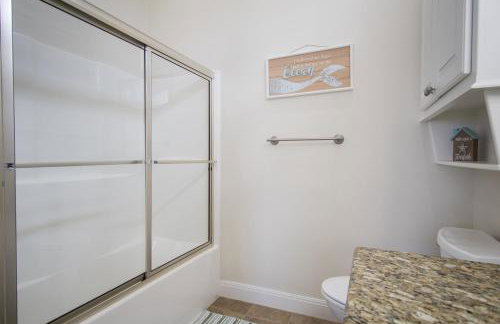 Beach Front Cottage with Beautiful Ocean Views! - Foto 17