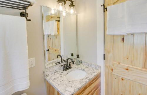 Baileys Harbor Waterfront Vacation Rental with Grill - Foto 16