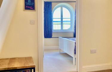 Windows over Stroud - 2BR Penthouse in Historic Building - Foto 30