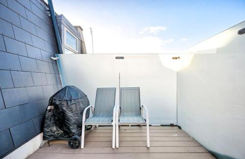 Modern 2BR Apartment for Contractors, Balcony & Fast Wi-Fi, W6 - Foto 10