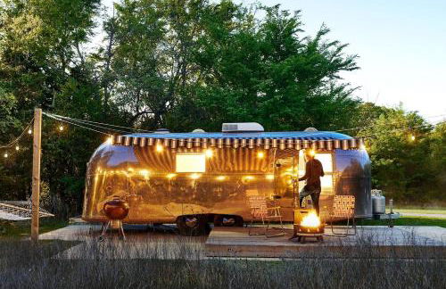 Restored Beautiful Airstream Fully Equipped with Incredible Outdoor Living in Texas - Foto 32