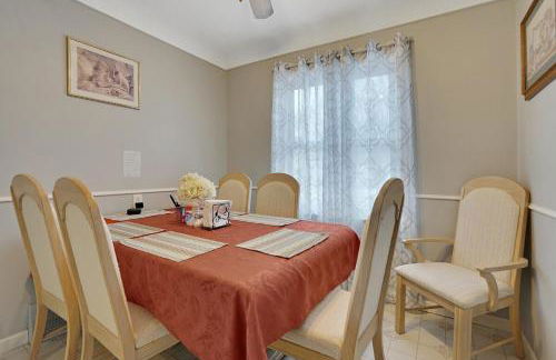 Super Cute & Cool Home with 65Inch TV 2Baths 4 Bedrooms 2King Beds BBQ Grill Fenced Backyard - Foto 11