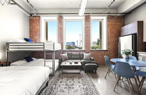 Beautiful Downtown Apartment with Parking, Laundry, & Pool - Photo 7