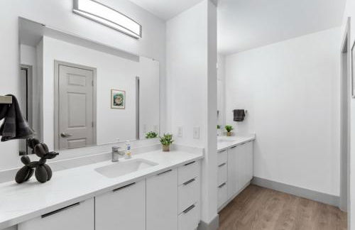 Uptown Luxury - Top Floor King Suite, Free Parking - Foto 21