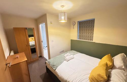 The Vogue Stay, 3 Bedrooms, 2 bathrooms, Ideal for JR & Oxford Hospitals, FREE CarPark, Conveniently located for Ring Road access, 2 miles from Oxford City Centre easy car & bus route - Foto 3